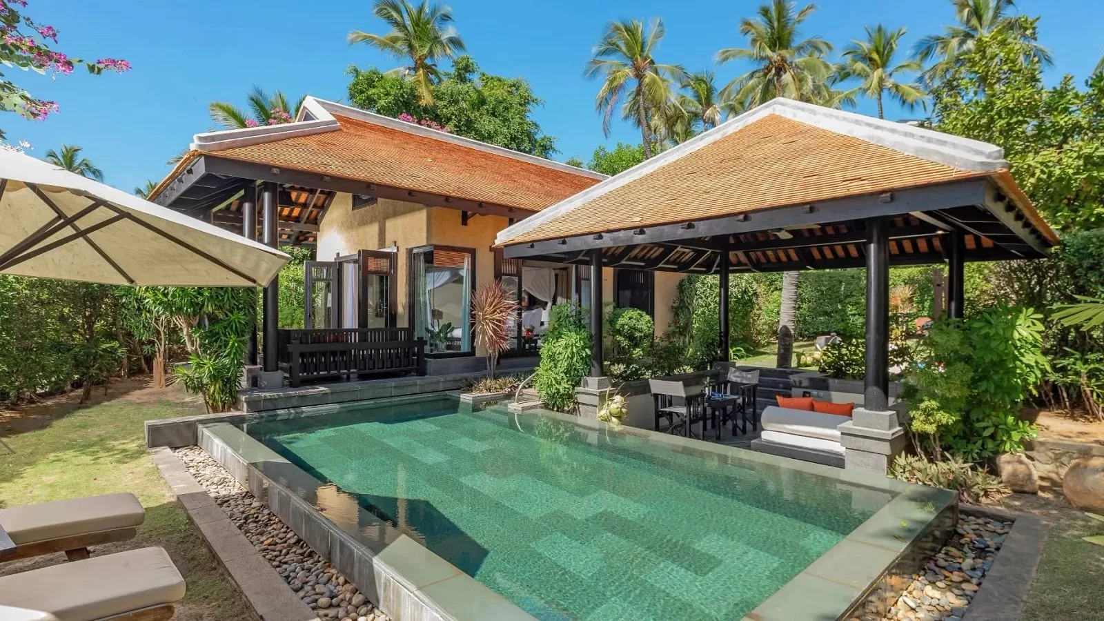 Villa mái ngói giữa vườn dừa ở Anantara Mui Ne Resort, hồ bơi riêng lát gạch xanh và chòi nghỉ bên hồ