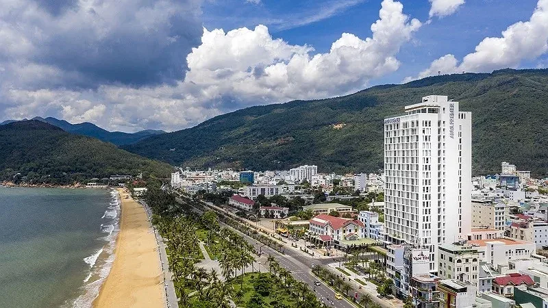 ANYA Premier Hotel Quy Nhơn nhìn từ trên cao, cạnh con đường ven biển và bãi cát trung tâm