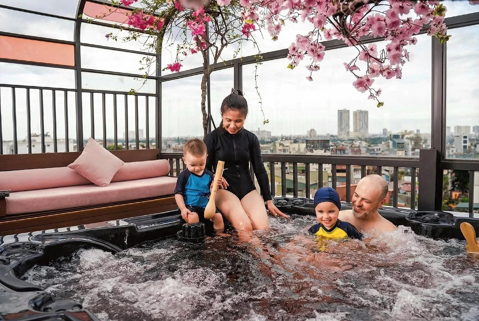 Bể sục nước nóng trên sân thượng