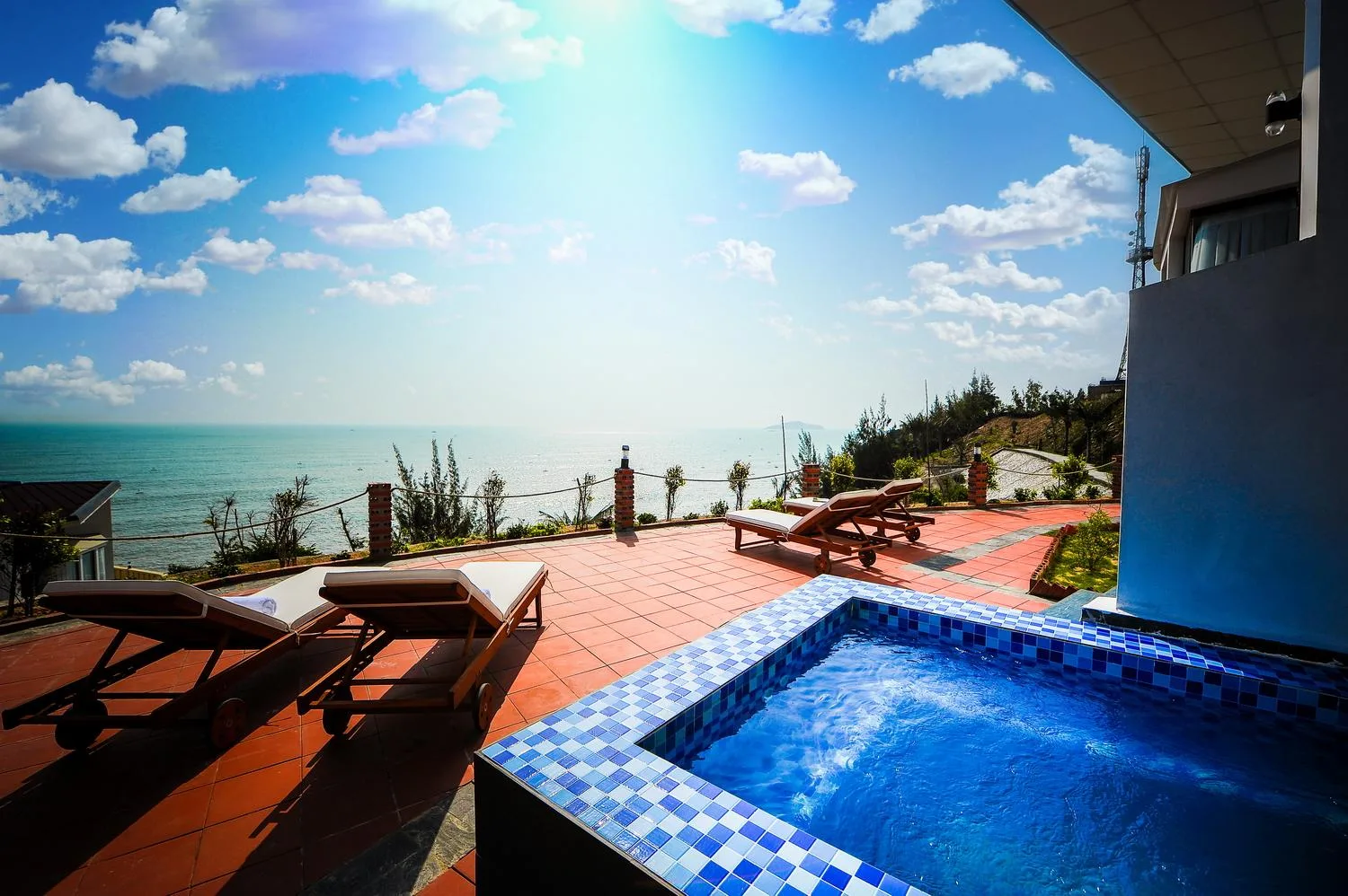 Bể bơi riêng và sân hiên lát gạch đỏ của Private Bay Villa tại Aurora Villa & Resort Quy Nhơn, nhìn ra biển