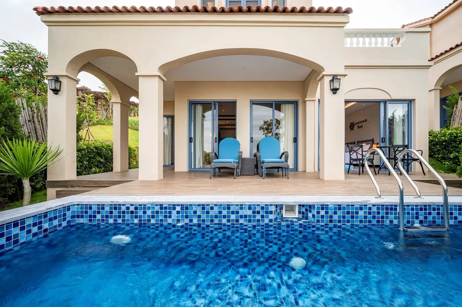 Villa phong cách Địa Trung Hải ở Centara Mirage Mui Ne, hồ bơi riêng lát gạch xanh ngay trước hiên có hai ghế nằm
