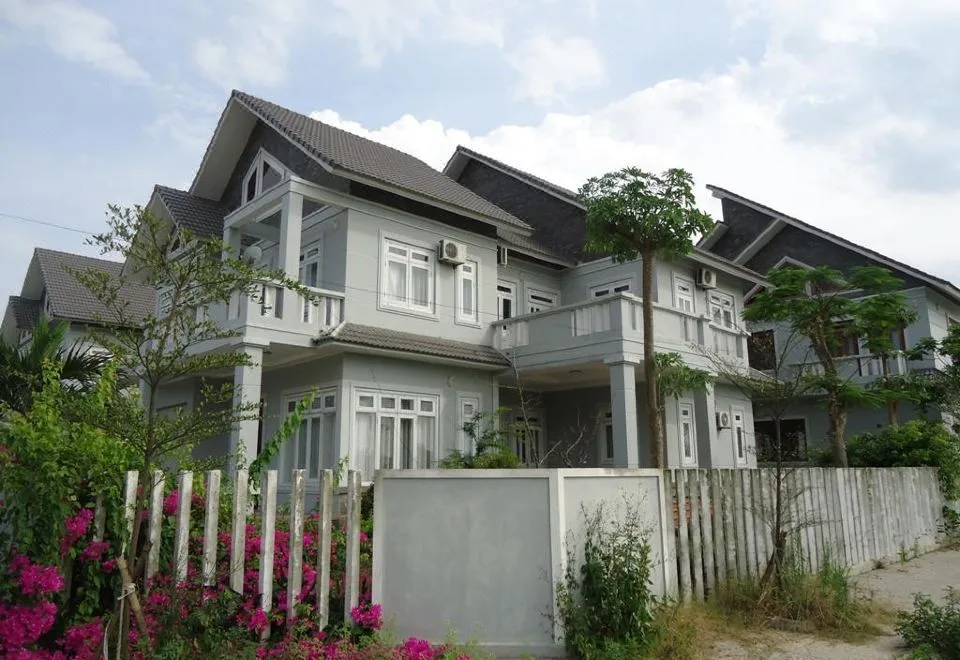Dãy biệt thự hai tầng mái ngói xám có ban công và hàng rào gỗ trong Cửa Lò Golf Resort