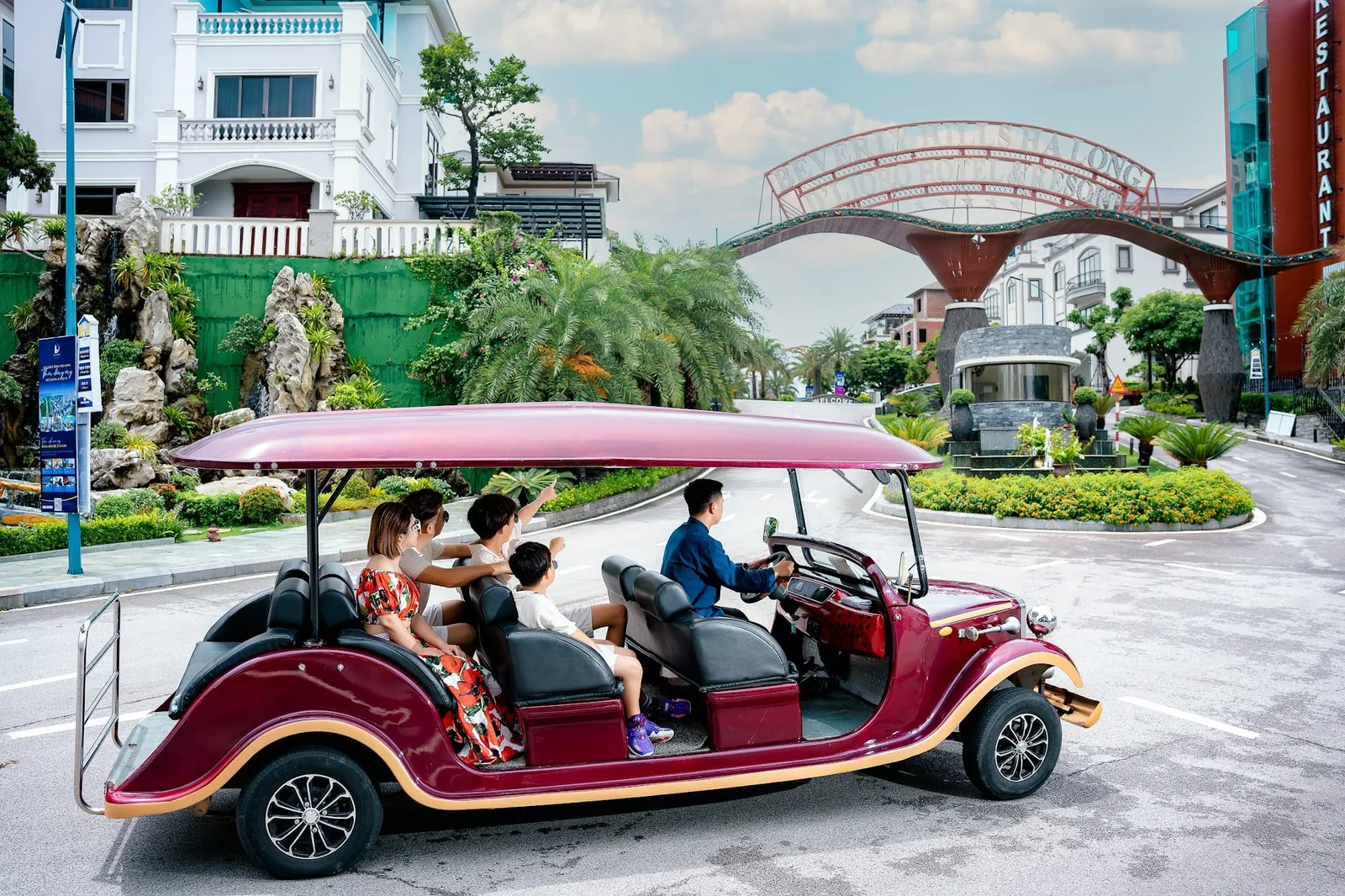 Xe điện đưa đón trong khu
