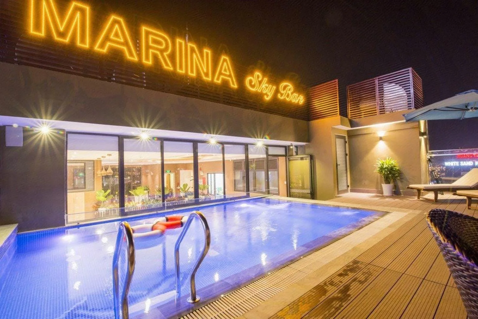 Hồ bơi và Sky Bar tầng thượng
