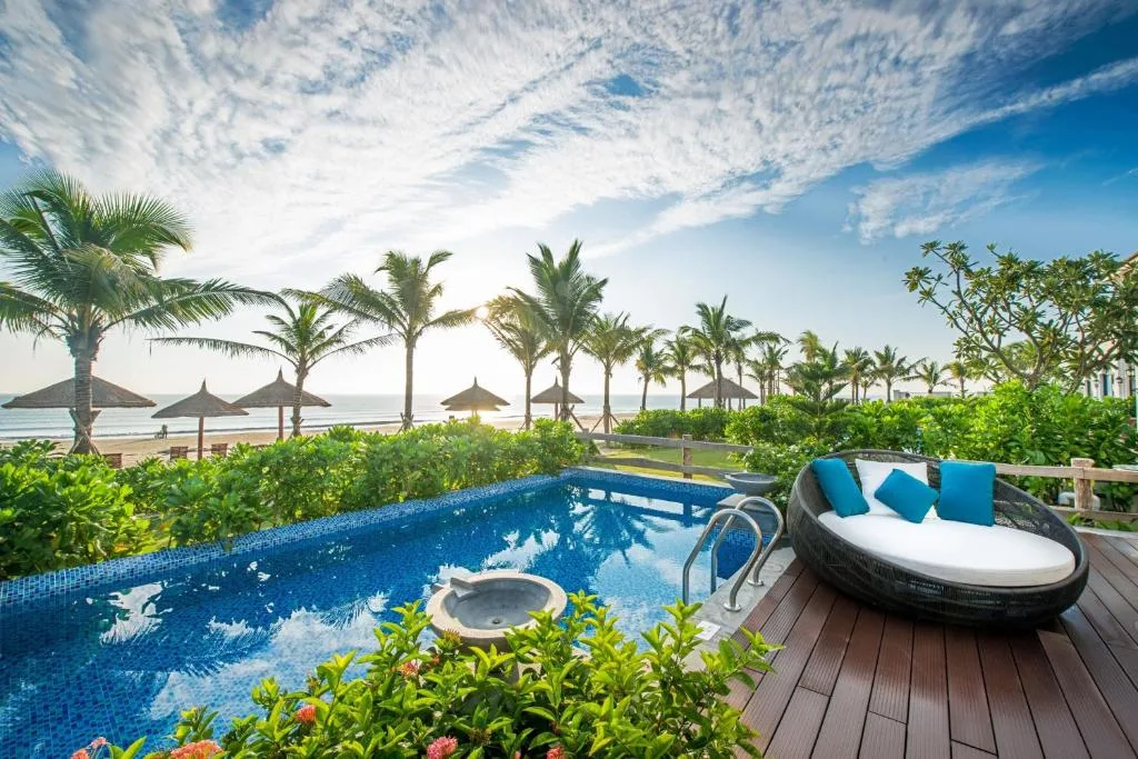 Hồ bơi riêng biệt thự hướng biển tại Danang Marriott Non Nuoc Beach Villas, phía xa là bãi cát