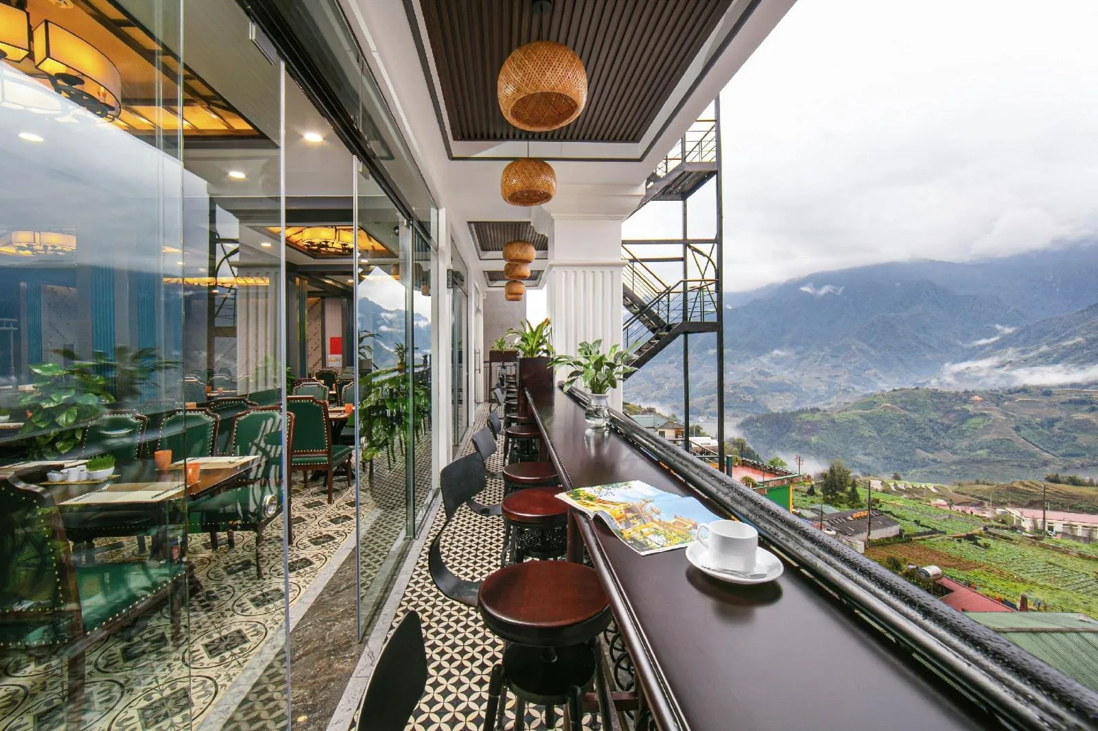 Quầy bar sát vách kính