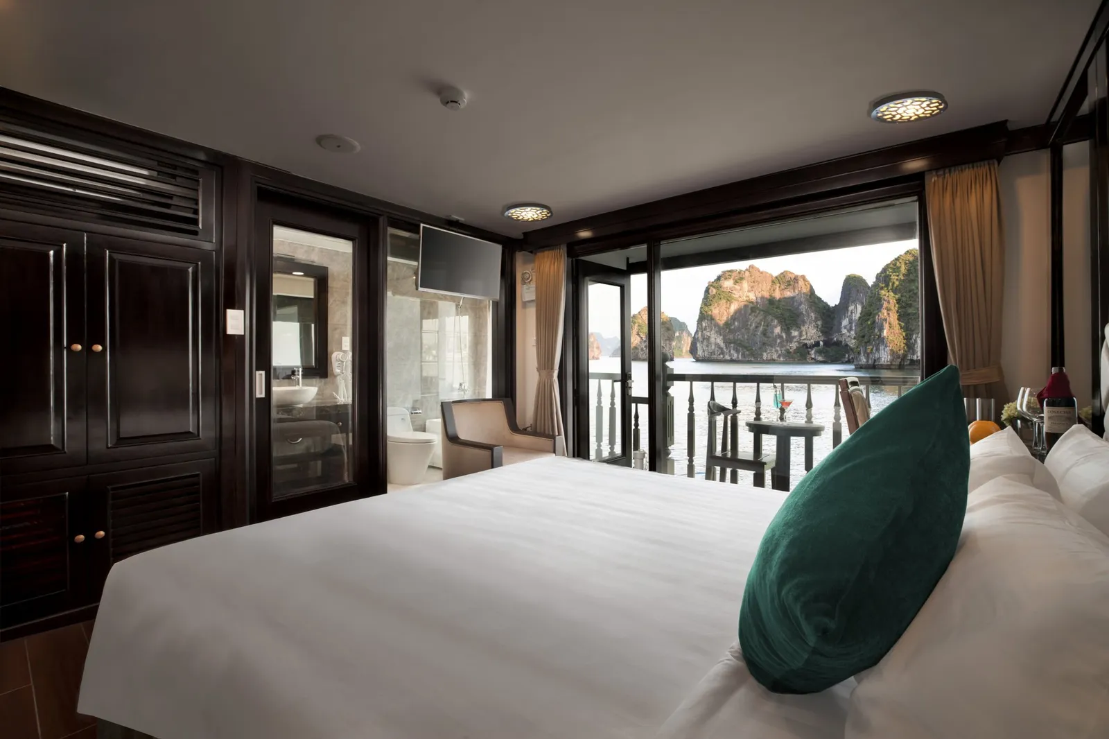 Du thuyền Alisa Premier – Cabin Senior Suite ban công