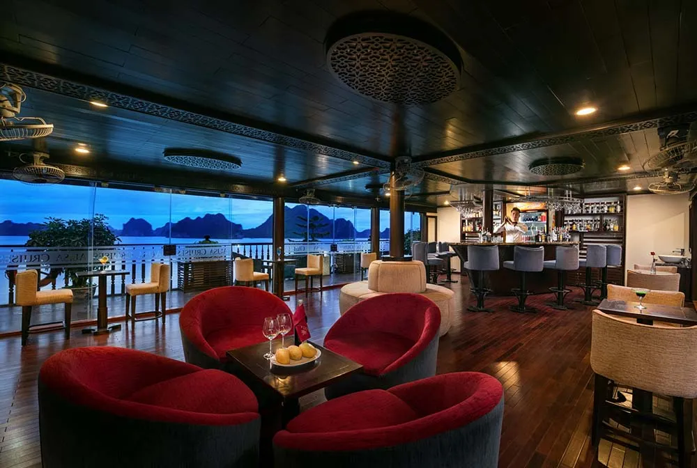 Quầy bar ghế nhung đỏ