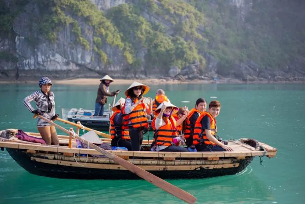 Kayak hoặc đò tre vào hang Luồn