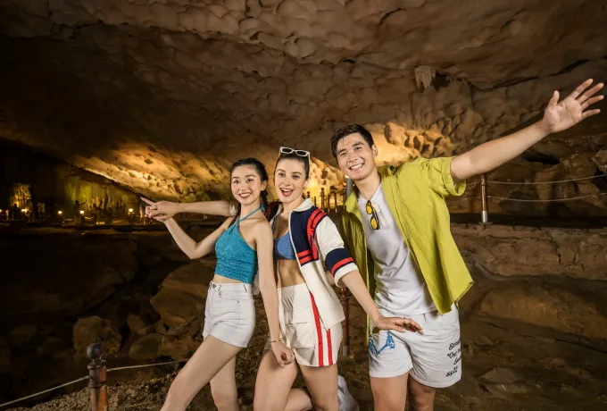 Du thuyền Ambassador Day Cruise – Hoạt động