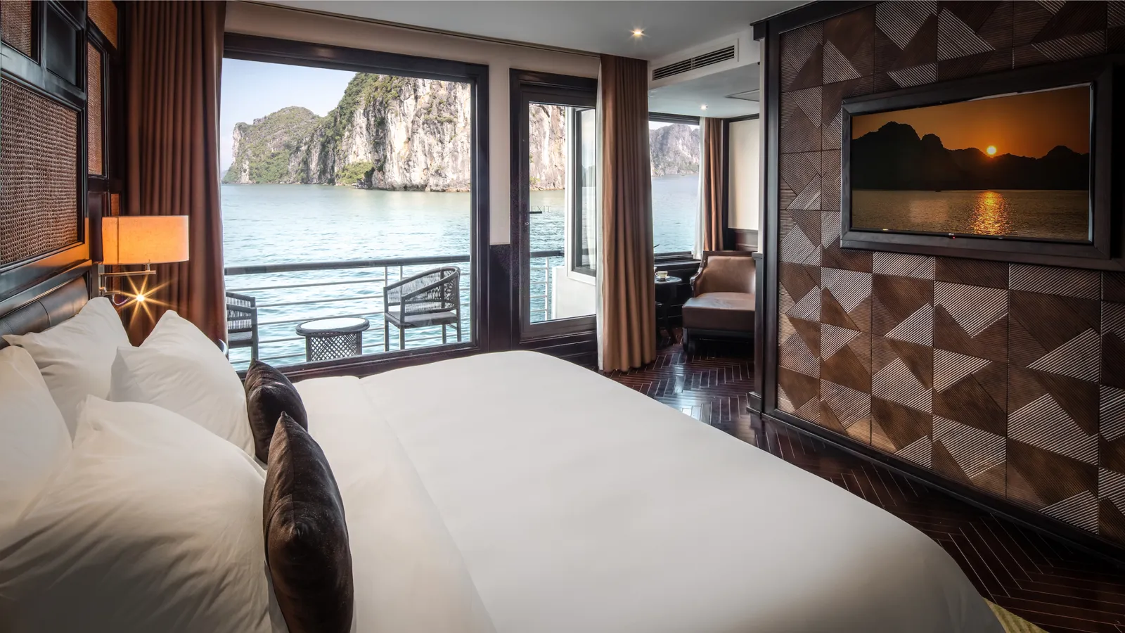 Du thuyền Ambassador Hạ Long – Cabin Ambassador Premium