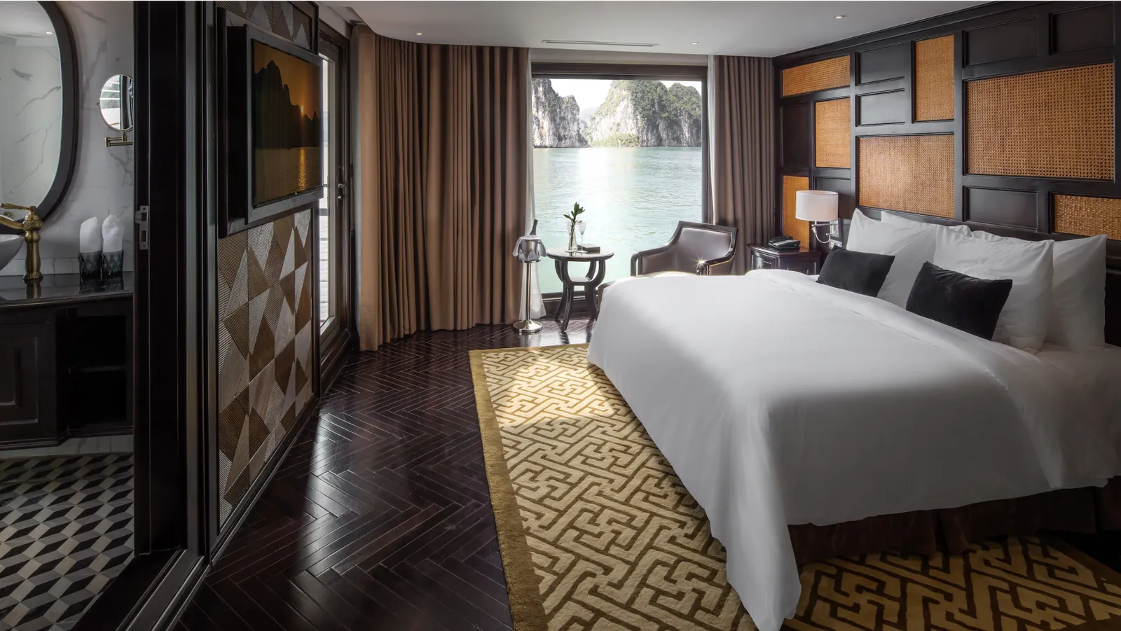 Du thuyền Ambassador Hạ Long – Cabin Ambassador Captain Suite