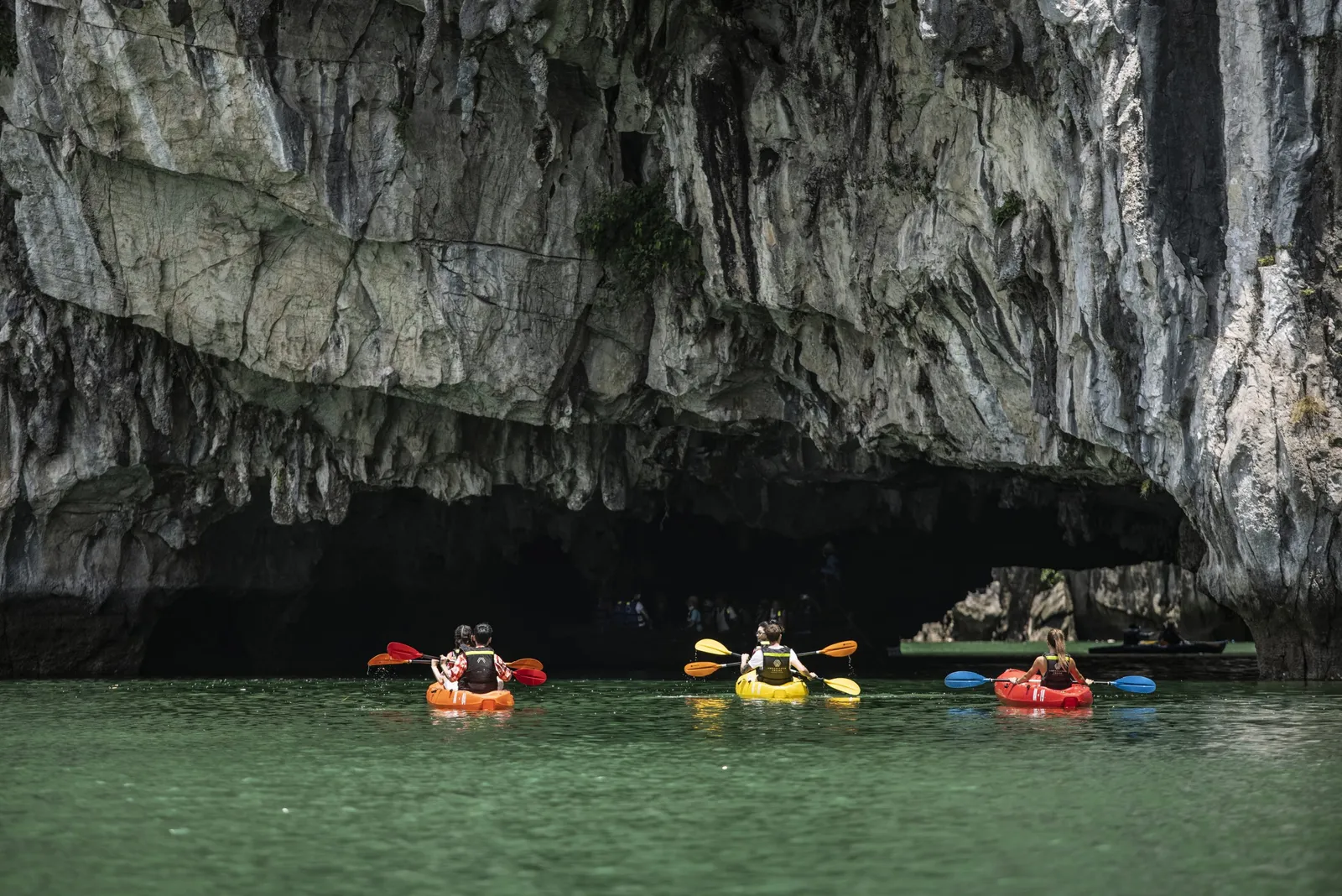 Chèo kayak qua Hang Luồn