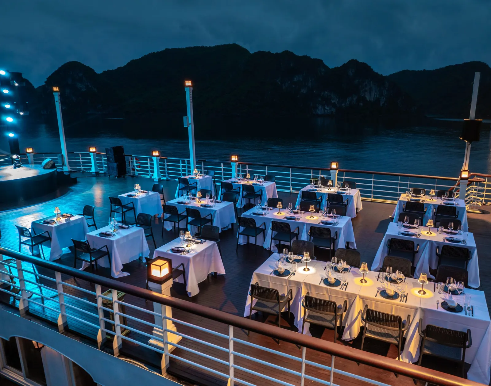 Bữa tối trên sundeck