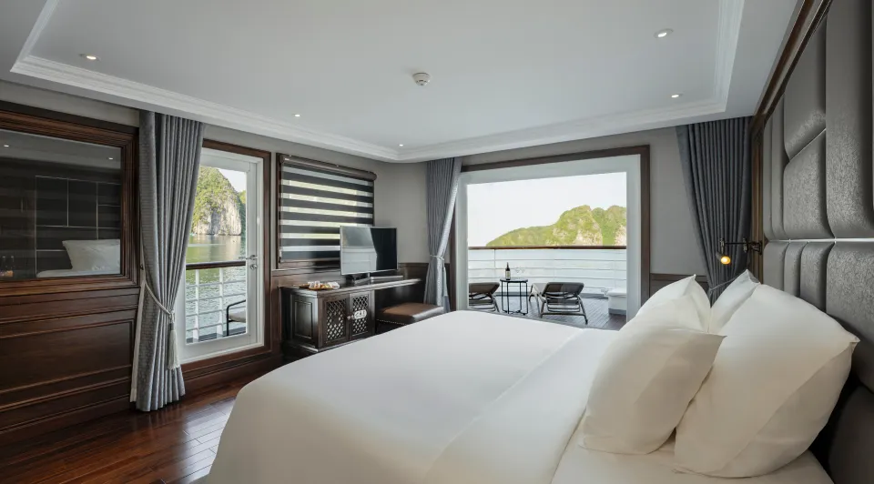 Du thuyền Ambassador Signature – Cabin Captain's View Suite