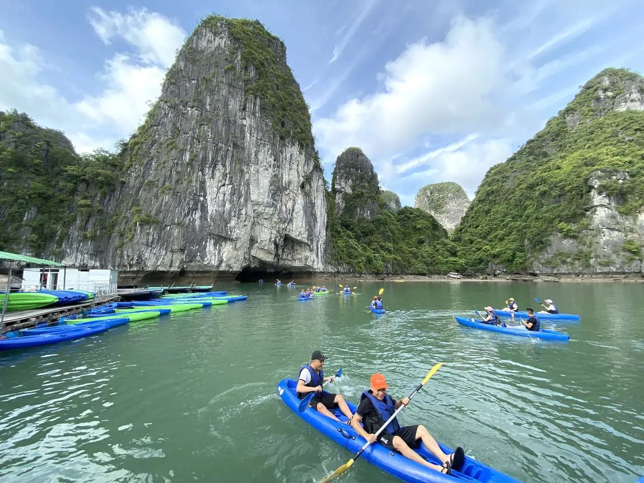 Kayak và tắm biển ở Cống Đỏ