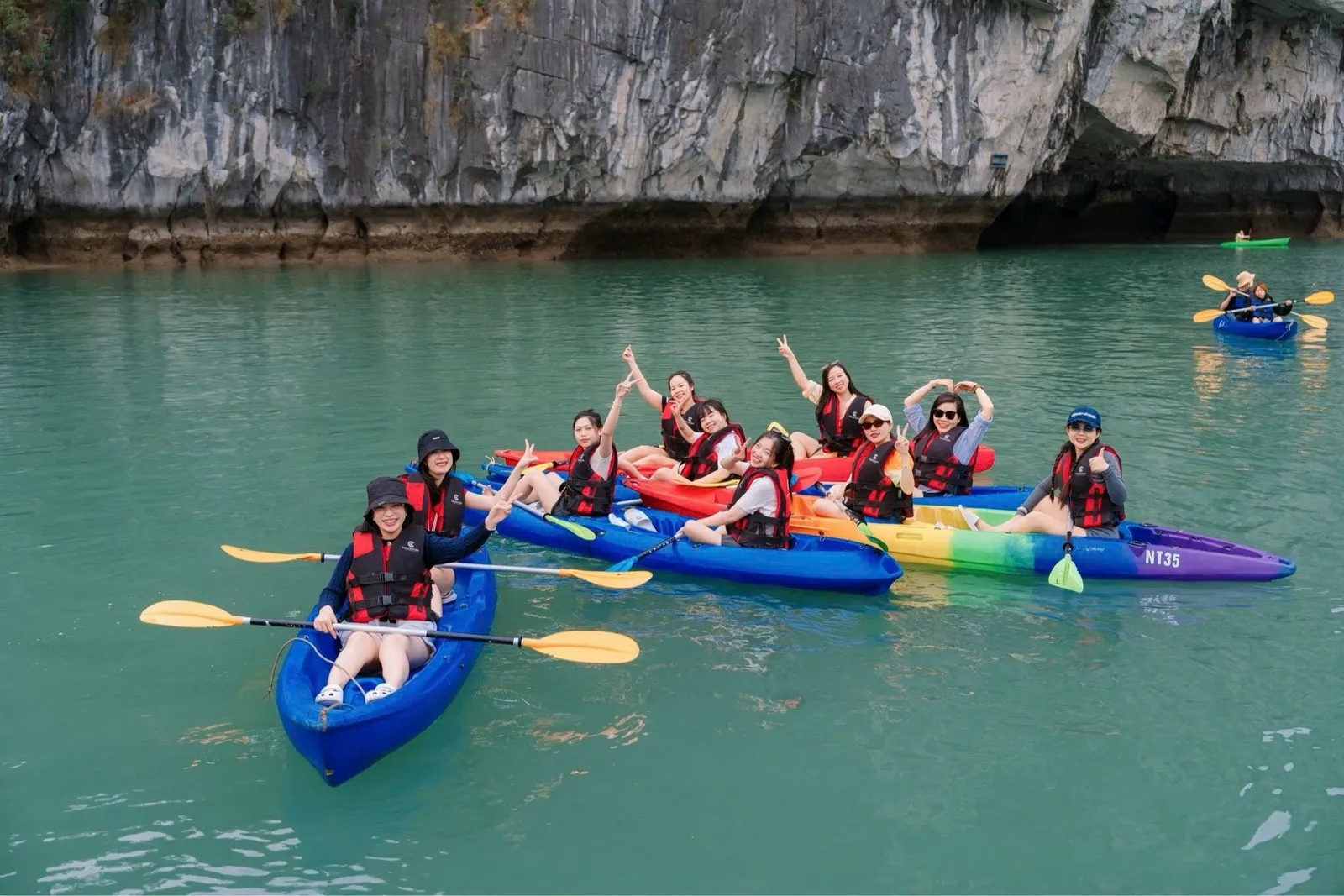 Kayak hoặc thuyền nan qua hang Luồn