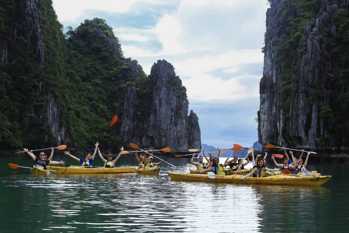 Chèo kayak giữa đảo đá