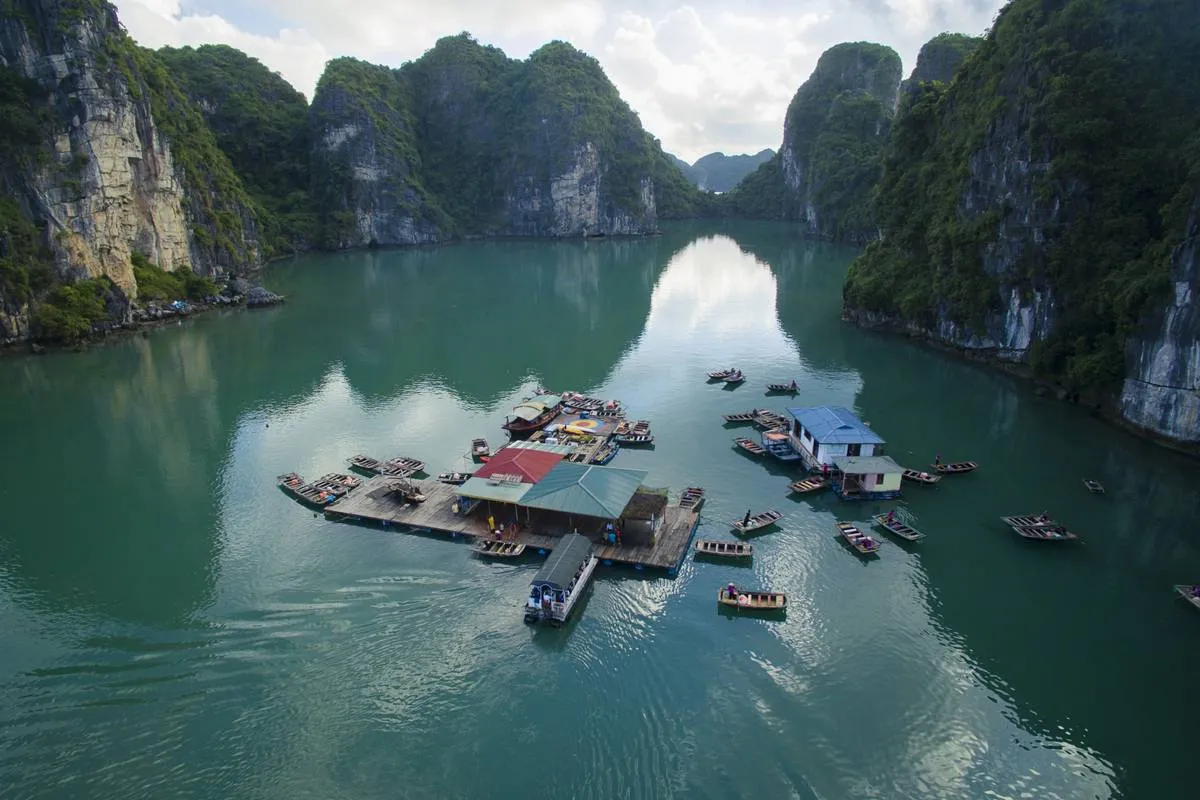 Thuyền nan vào làng chài Vung Viêng