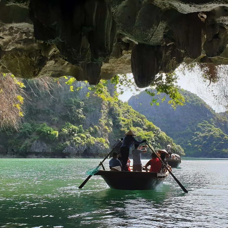 Hang Sáng Tối bằng thuyền nan