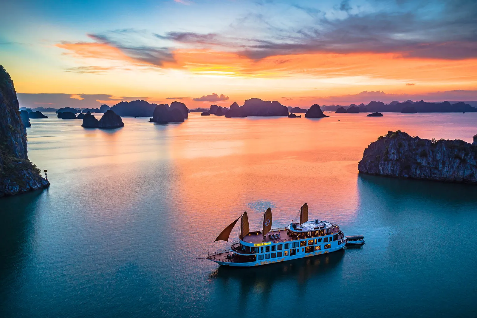 Du thuyền Emperor Cruises Legacy