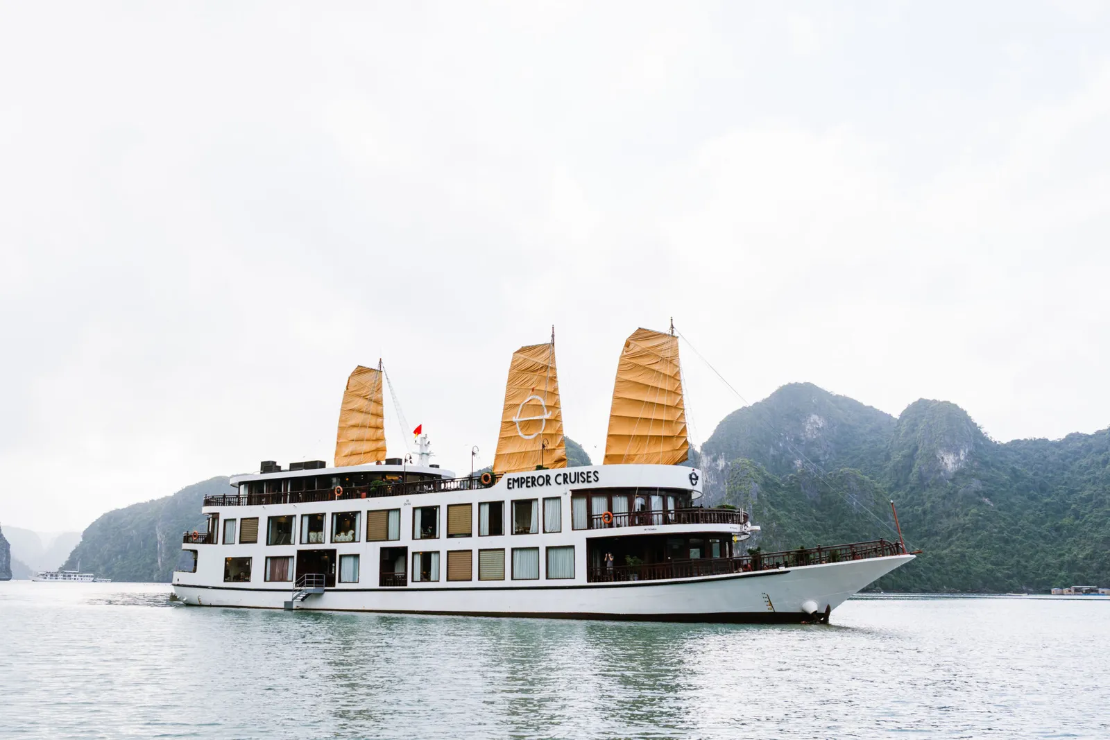 Du thuyền Emperor Cruises Legacy – Du thuyền 2