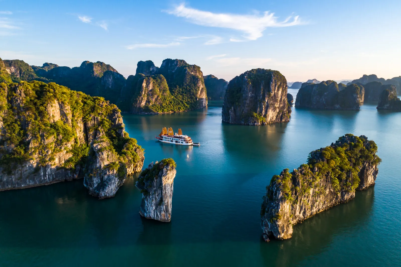 Du thuyền Emperor Cruises Legacy – Du thuyền 3
