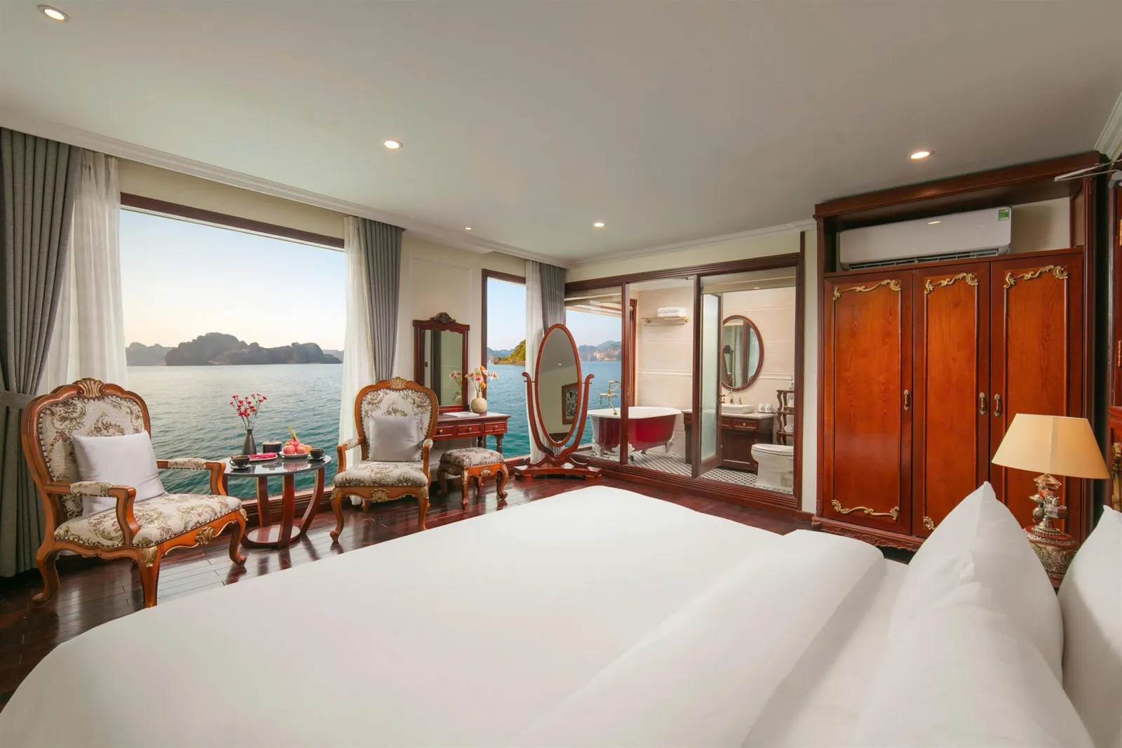 Du thuyền Emperor Cruises Legacy – Cabin Hanoi – Saigon Suite