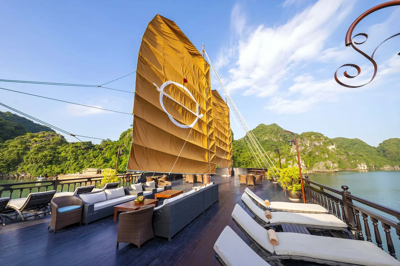 Du thuyền Emperor Cruises Legacy – Tiện ích