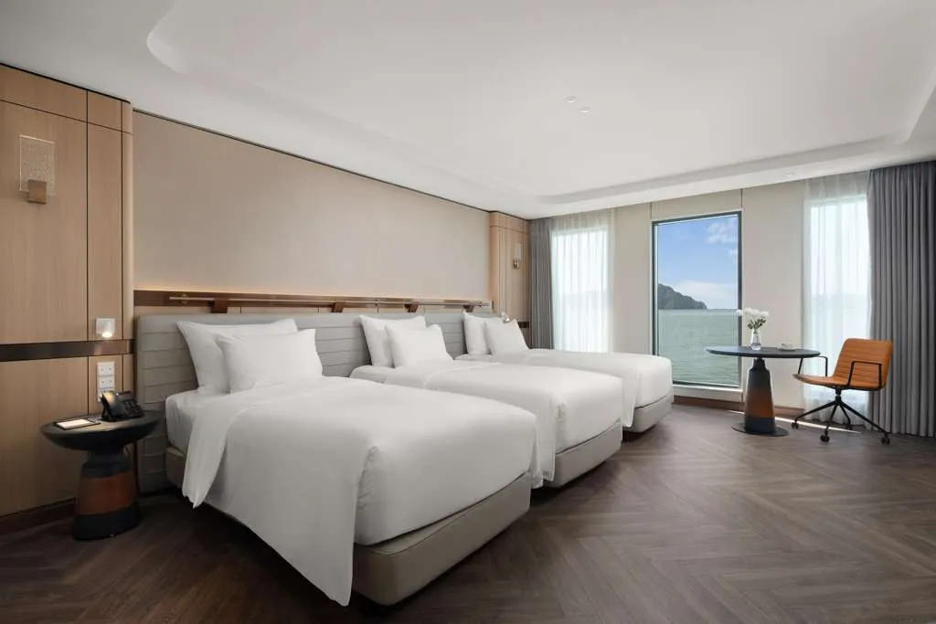Cabin Ocean Suite Triple – Du thuyền Grand Pioneers I