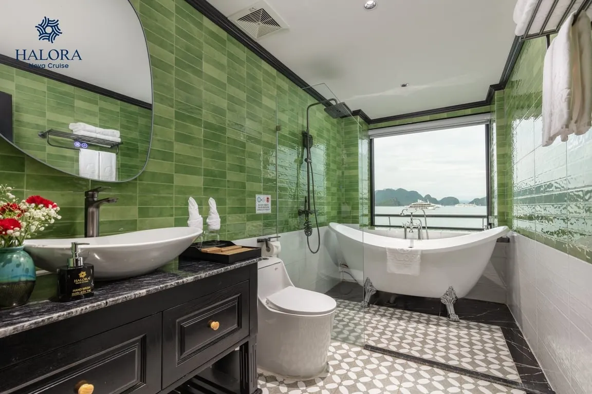 Phòng tắm nhìn vịnh