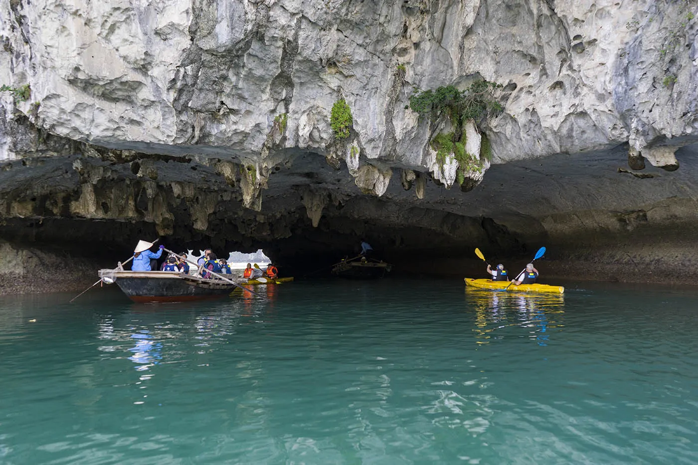 Thuyền nan vào hang Sáng Tối