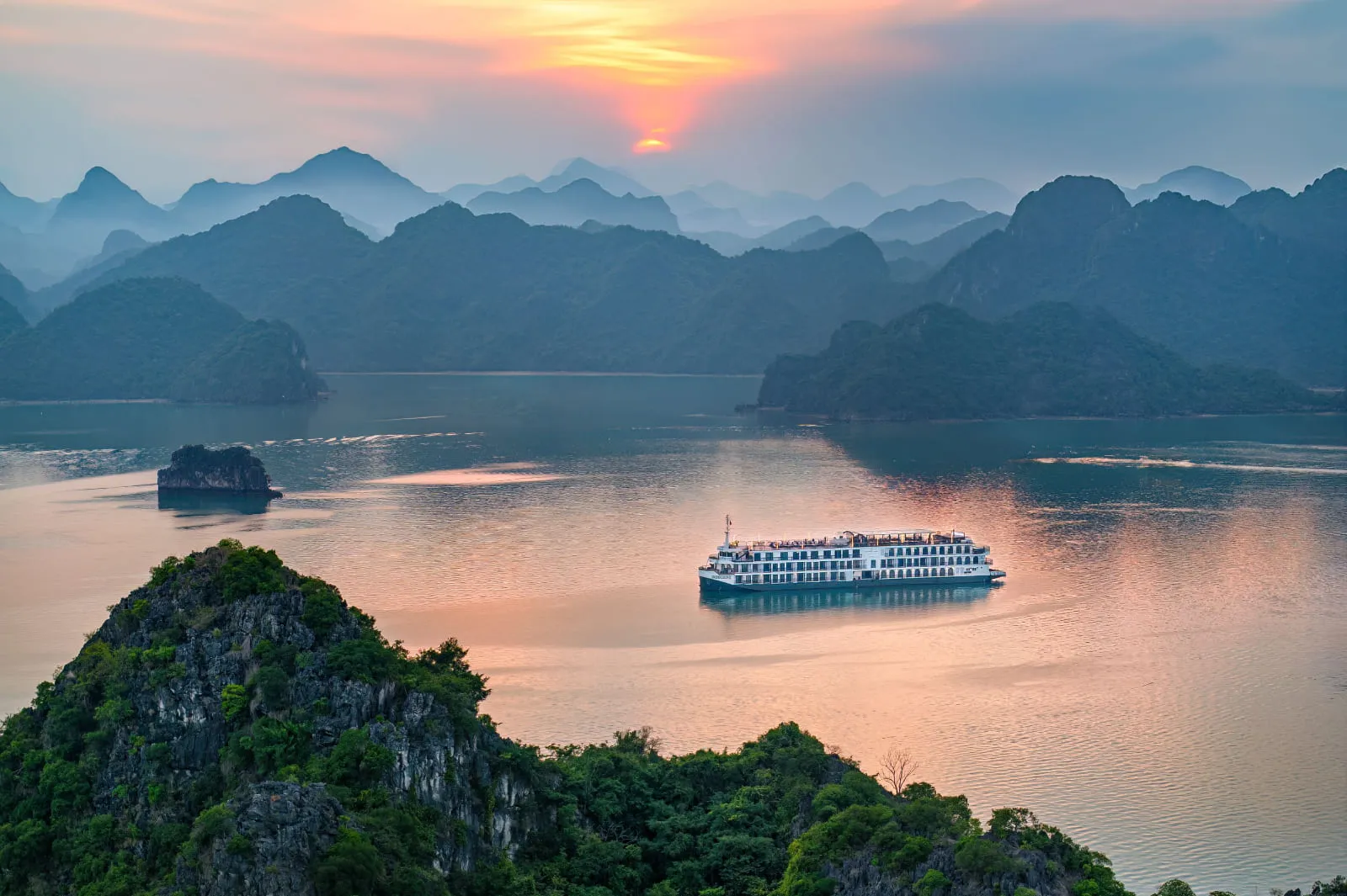 Du thuyền Indochine Lan Hạ – Du thuyền 2