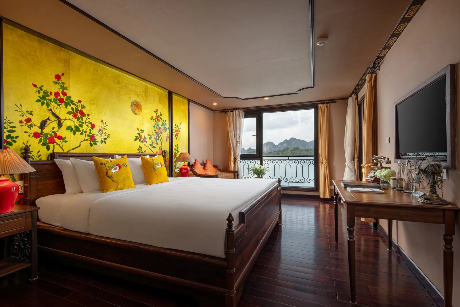 Du thuyền Indochine Lan Hạ – Cabin Suite
