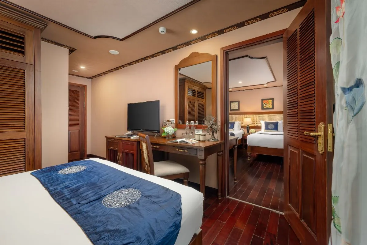Cabin Family Triple – Du thuyền Indochine Lan Hạ