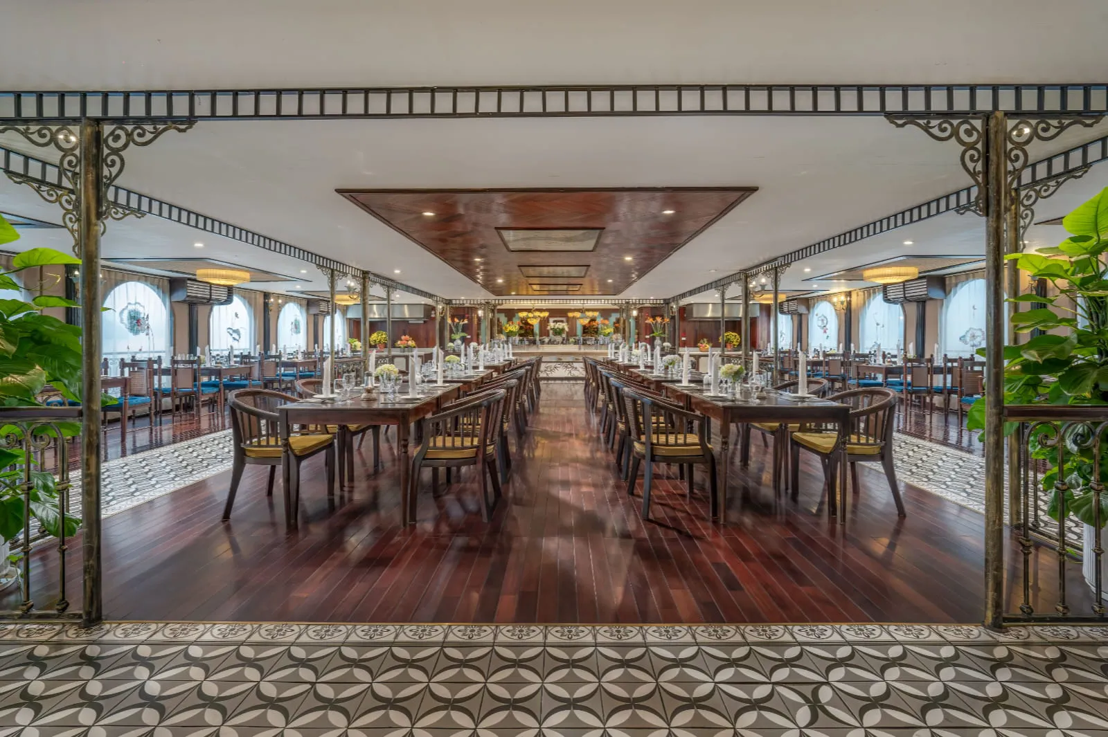 Du thuyền Indochine Lan Hạ – Nhà hàng & ẩm thực