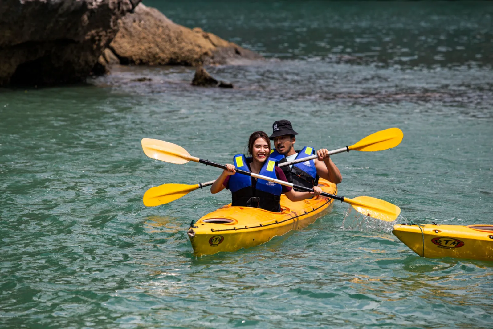 Kayak hoặc thuyền nan vào hang Sáng Tối