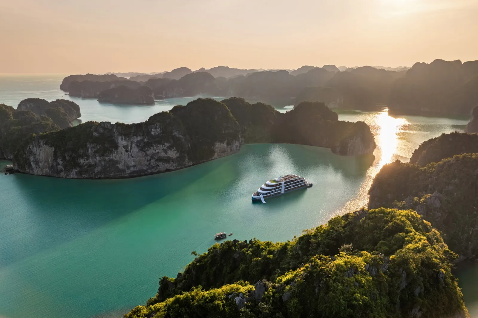 Du thuyền Lyra Grandeur – Vịnh Lan Hạ