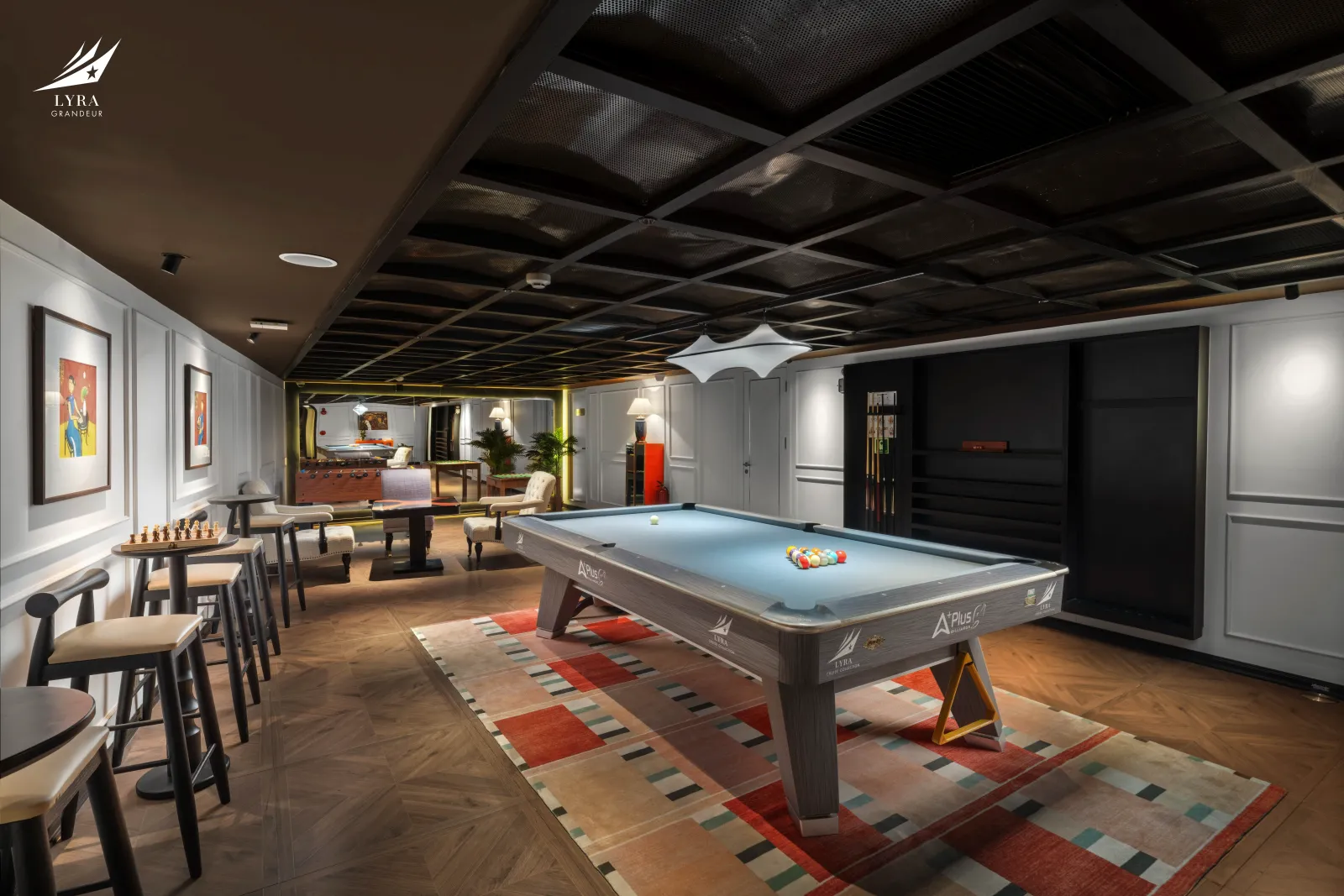 Tầng Club: poker, bi-a, rượu Việt
