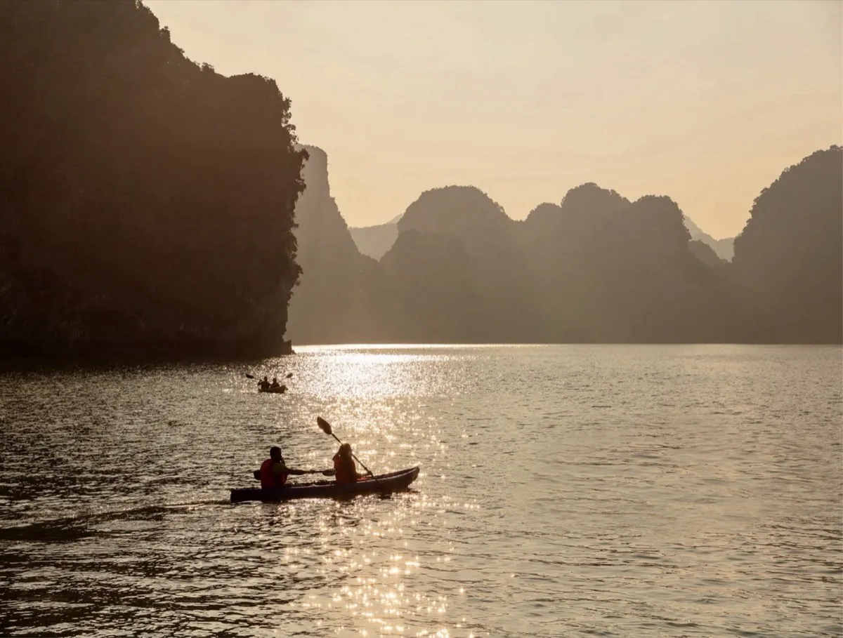 Chèo kayak giữa vách đá Lan Hạ