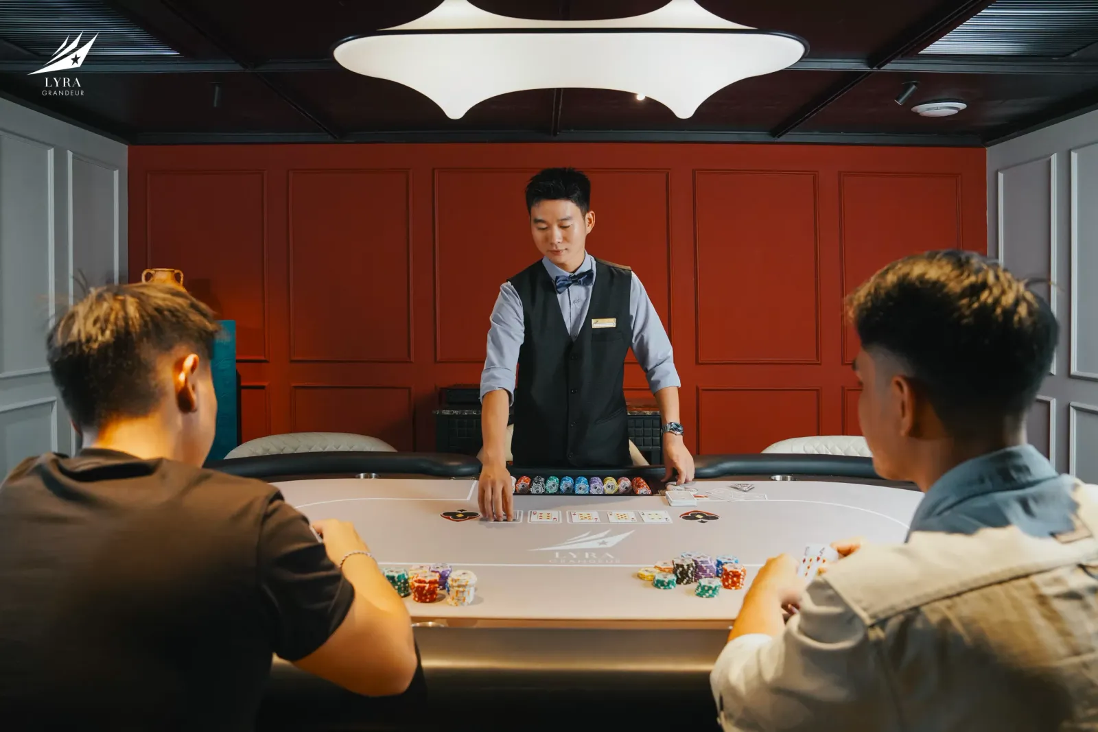 Tối trên tàu: poker, bi-a, câu mực