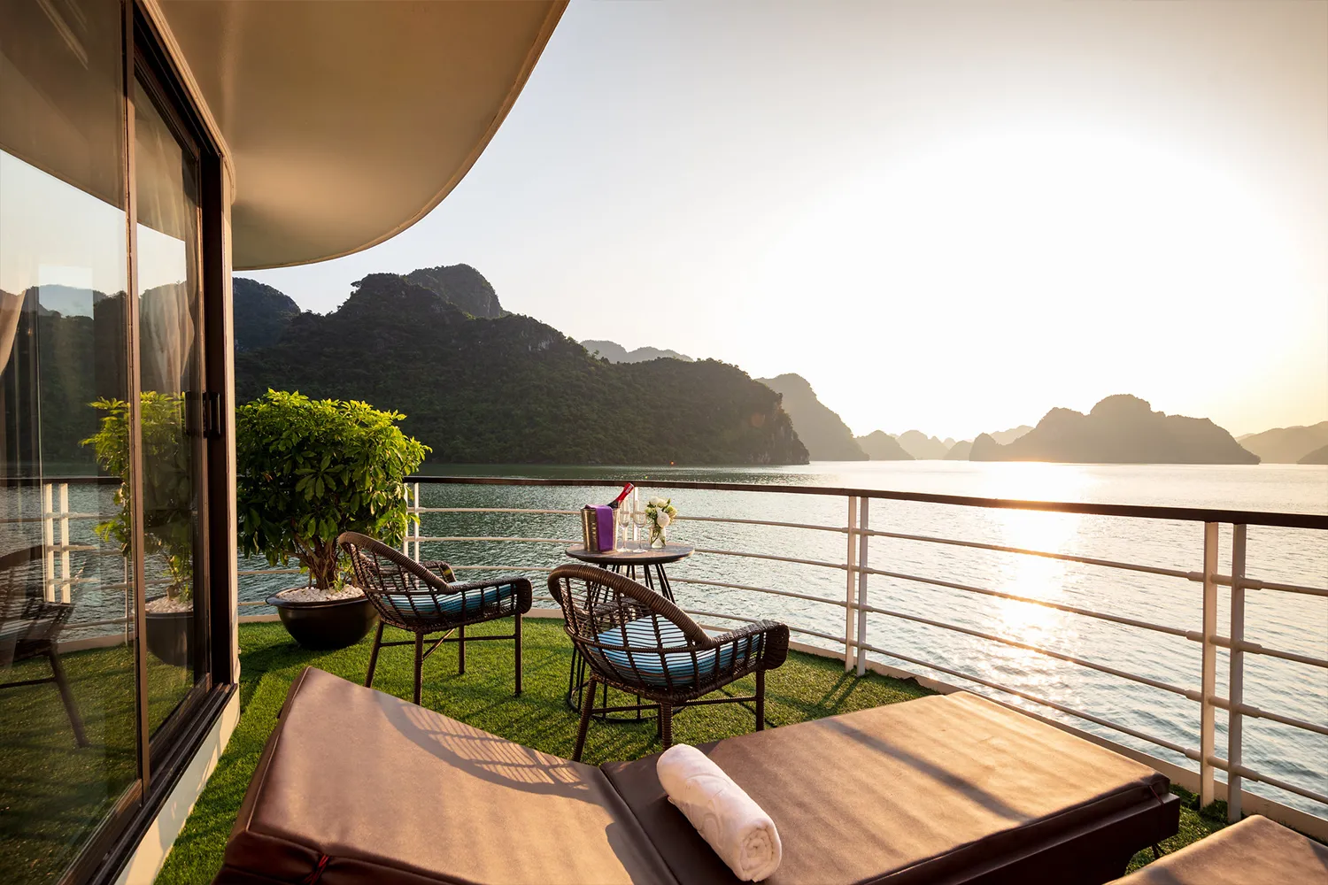 Du thuyền Mon Chéri – Cabin Mon Chéri Suite Sân hiên 2
