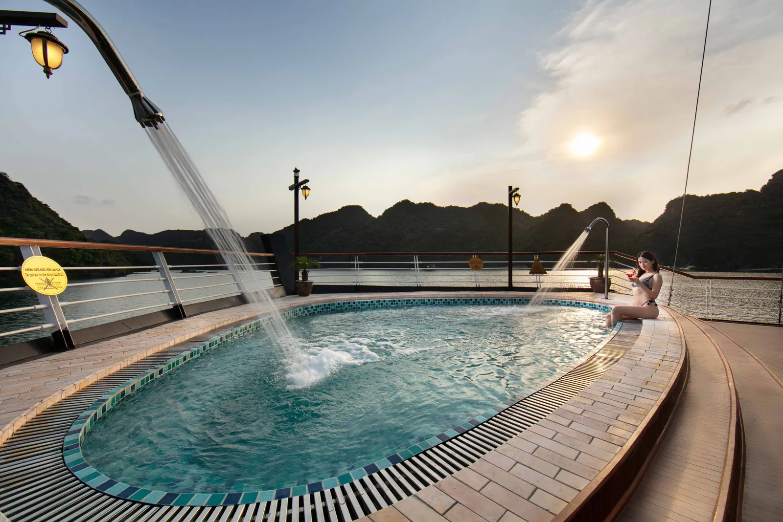 Bể sục và Happy Hour hoàng hôn