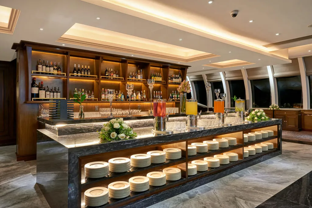 Quầy bar và sân khấu nhạc sống