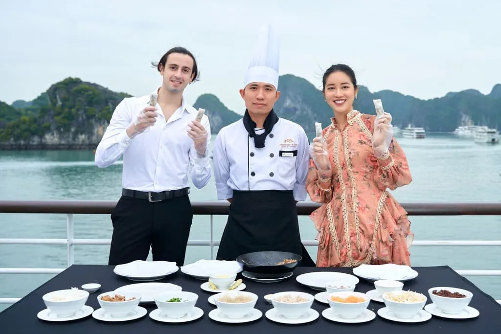 Lớp làm nem rán lúc hoàng hôn