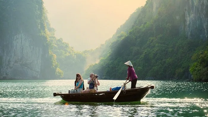 Hang Luồn bằng thuyền nan, kayak