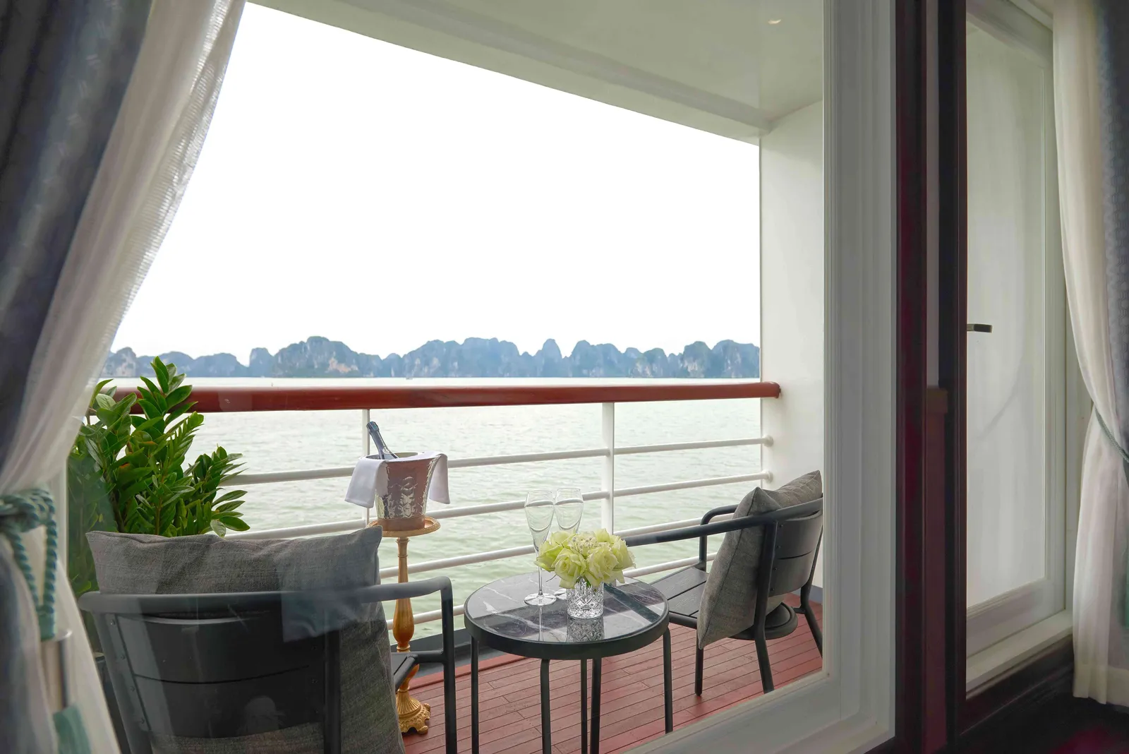 Du thuyền Paradise Grand – Cabin Grand Balcony 2