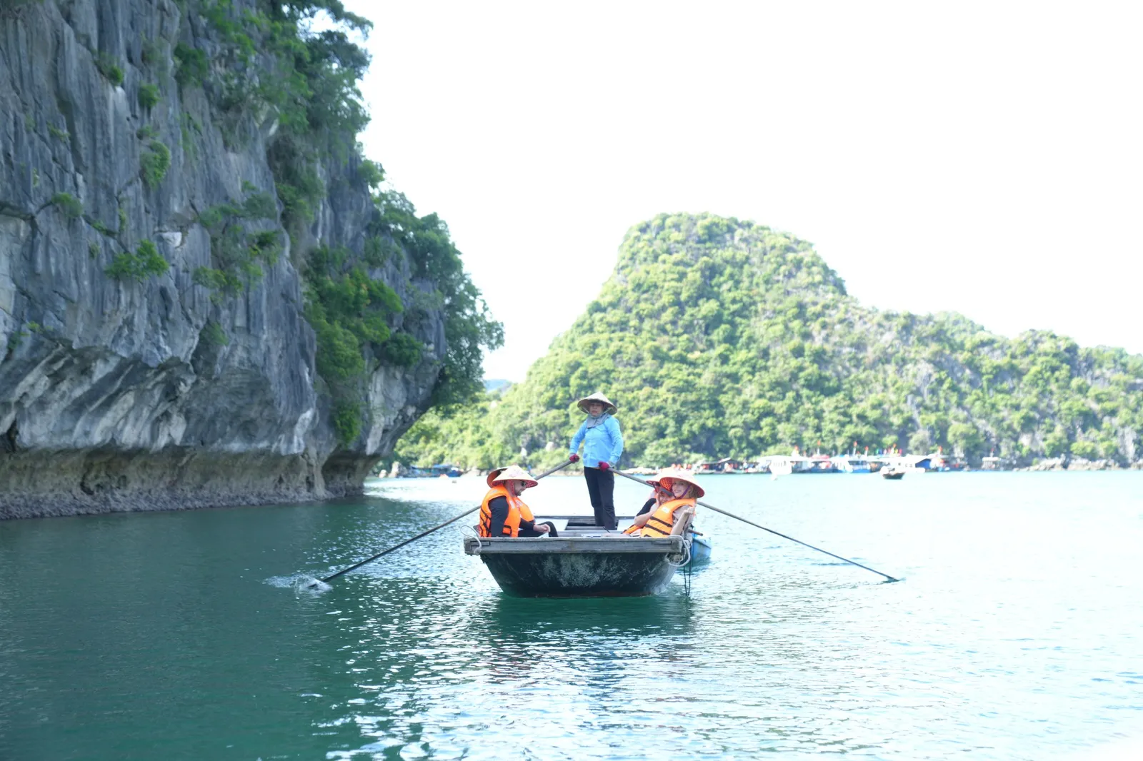 Thuyền nan vào hang Sáng Tối