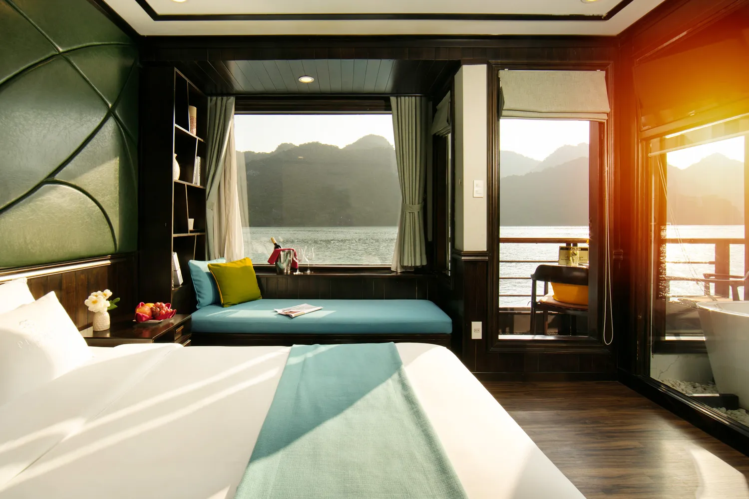 Du thuyền Peony – Cabin Family Premium Ban công