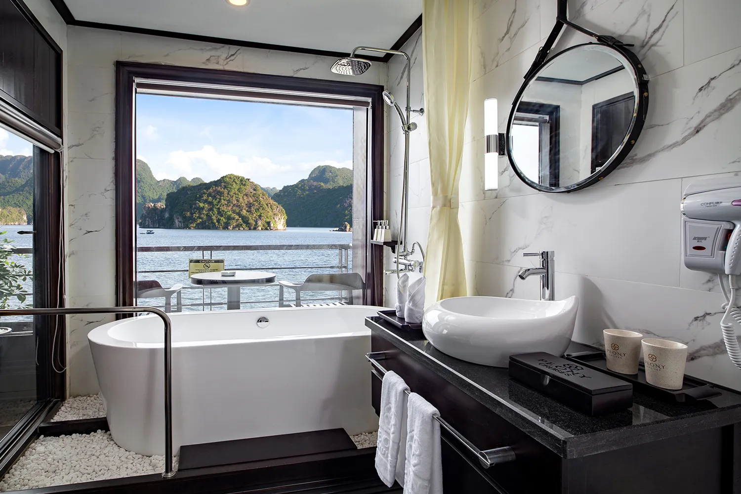 Du thuyền Peony – Cabin Deluxe Ban công 2